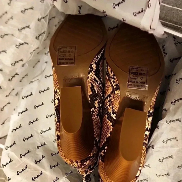 Qupid Snakeskin Booties - size 8 - NWT (in box) ๐ - Picture 5 of 8